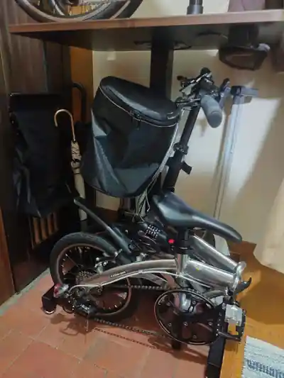 スタンディングデスクの下段にハンドルを折り畳まず収納したRENAULT PLATINUM LIGHT8